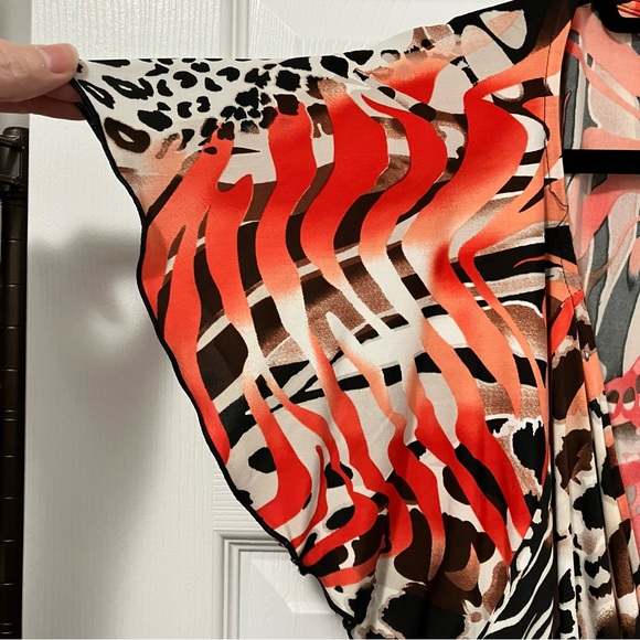 ⭐️2/$30⭐️ Animal/leopard print blouse with jewel accent. Like new. Sz L - Picture 3 of 5